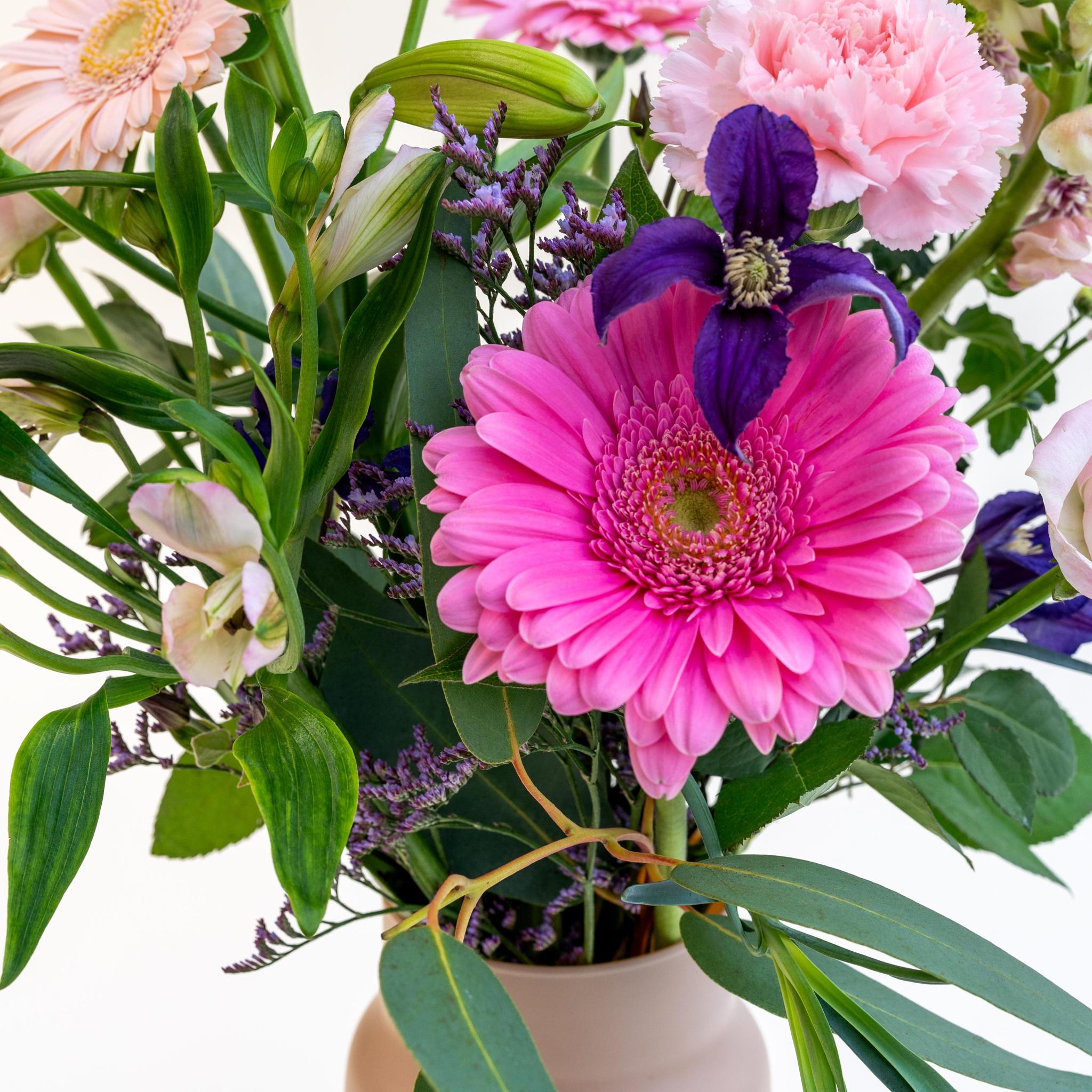 Sierplantenshop - Boeket Roze Wolk | Bloemen in gemengde roze kleuren | 50 cm lang Bouquet Pink Cloud X Rituals Ayurveda schuimende douchegel